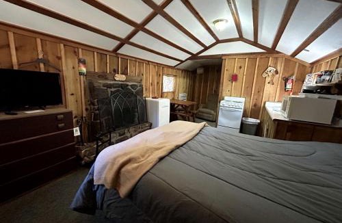 Christopher Creek House | Rustic Studio Cabin with Fireplace, along Tonto National Forest, Perfect for a Weekend of Relaxation
