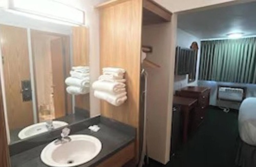 Benton Harbor Hotel | Saint Joseph Inn & Suites Benton Harbor Near I-94