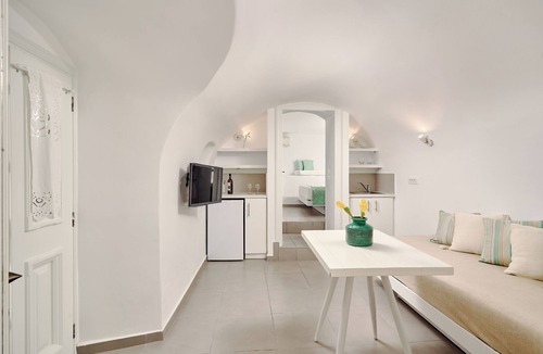 Imerovigli Hotel | Santorini Mansion Honeymoon Suite Private Jacuzzi