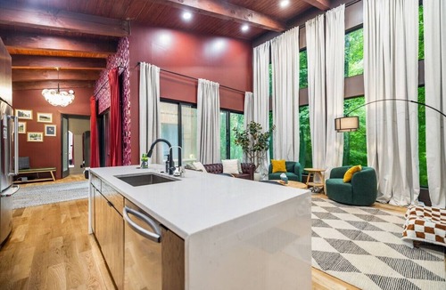 Rogers House | Scenic Cabin | Hot Tub | Sleeps 4 | Modern Comfort