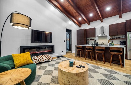 Rogers House | Scenic Cabin | Hot Tub | Sleeps 4 | Modern Comfort