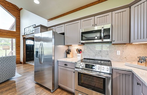 Lindseyville House | Scenic Getaway w/Deck: 7 Mi to Mammoth Cave Park!