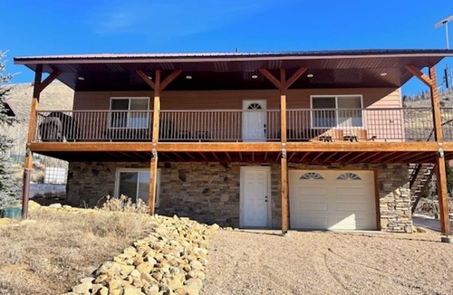 Helper Cabin | Scofield Shores Sunset Lake Views Walk to Water Sleeps 10