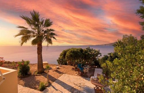 Perdhika Apartment | Seaside garden home with BBQ & sunset views