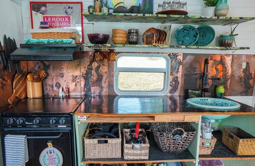 Valley Station House | Secluded Artsy Tiny Home w. Outdoor Shower
