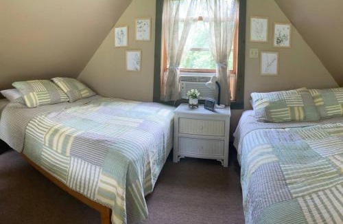 Waneta House | Secluded Cabin on Red Haven Farm
