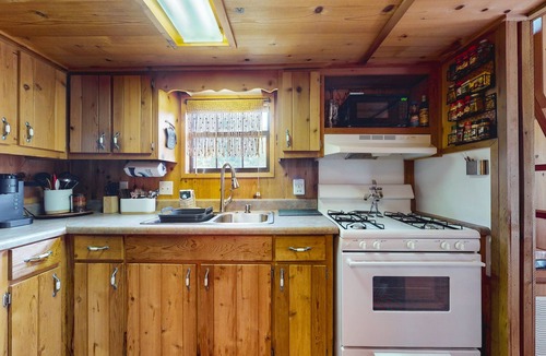 Hector House | Secluded dog-friendly home with loft, firepit, grill, deck, streaming, kitchen