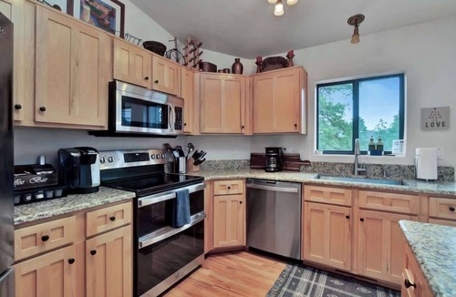 Highland Pines Cabin | *Secluded Forest Retreat* Charming 5 Bedroom Cabin