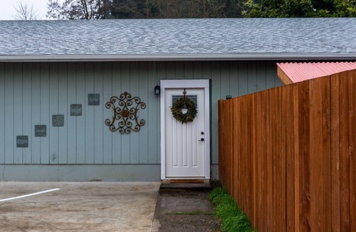 Vancouver House | Secluded Gem 3bd/2Bth w/Hot Tub, AC, & Self Check In