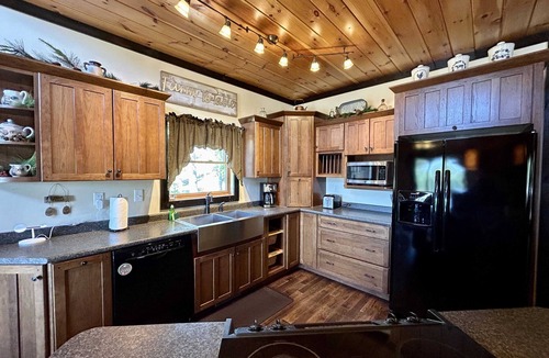 Campton Cabin | Secluded Hot Tub Cabin |Pond|Game Room|Forest view | Spacious retreat on 35 private acres with hiking trails, wildlife, and peaceful pond scenery—perfect for families or friends.