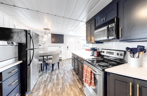 Bayview Boat Rental | Secluded lakefront house boat with lake views & washer/dryer - walk to dining