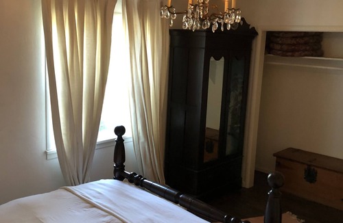 Geyserville House | Secluded Russian River Farmhouse: Vinyard Retreat, minutes from Healdsburg