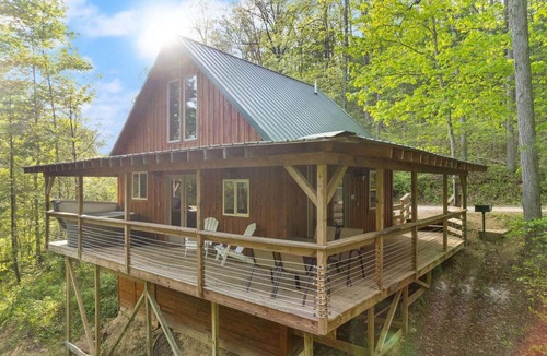 Campton Cabin | Secluded Tree House Cabin Theme in RRG Hot Tub Pet Friendly