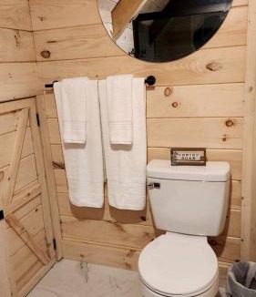 Mannsville House | Secluded Wooden Cabin with Fire Pit, Barbecue and Hot-tub in Campbellsville, Kentucky