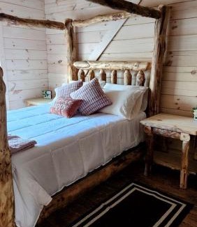 Mannsville House | Secluded Wooden Cabin with Fire Pit, Barbecue and Hot-tub in Campbellsville, Kentucky