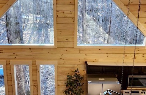 Mannsville House | Secluded Wooden Cabin with Fire Pit, Barbecue and Hot-tub in Campbellsville, Kentucky