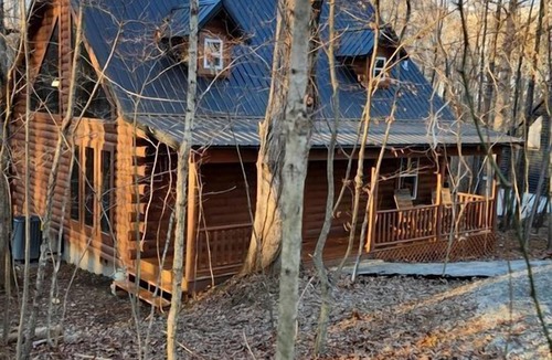Mannsville House | Secluded Wooden Cabin with Fire Pit, Barbecue and Hot-tub in Campbellsville, Kentucky