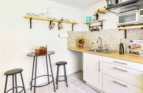 Beaverton Apartment | Secret Garden Healing Retreat! Beaverton Nike Area
