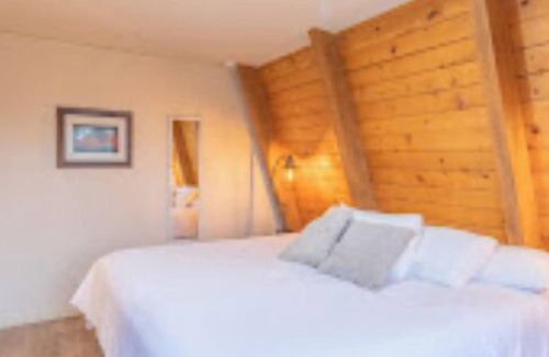 Oak Creek Ski Chalet | Sedona Chalet by pool with red rock views.
