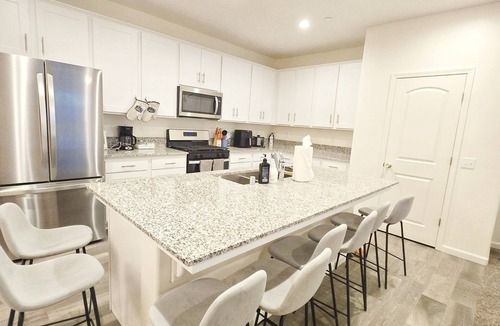 Tulare House | Sequoia Explorer's Retreat in Tulare, 3BDs/2.5 Baths, 5mins to Shopping Center