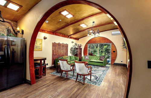 Three Rivers House | Sequoia Haven Hole - Whimsical Earthberm FairyTale, Riverfront. 1 min to Sequoia