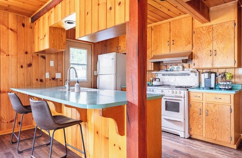 Springville Cabin | Sequoia Retreat: Spacious Cabin/Hot Tub/Sun Deck