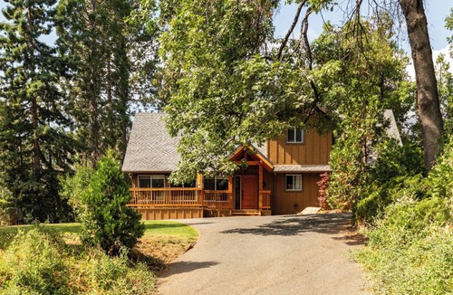 Springville Cabin | Sequoia Retreat: Spacious Cabin/Hot Tub/Sun Deck