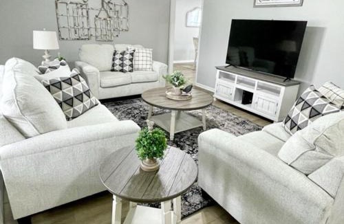 Ivy Hills House | Serene Ivy Hills Home with Hot Tub & Screened Porch-Family Friendly
