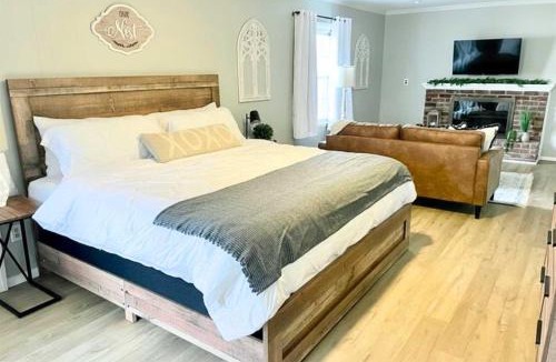 Ivy Hills House | Serene Ivy Hills Home with Hot Tub & Screened Porch-Family Friendly