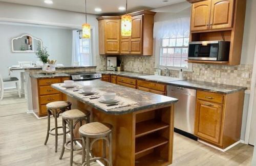 Ivy Hills House | Serene Ivy Hills Home with Hot Tub & Screened Porch-Family Friendly