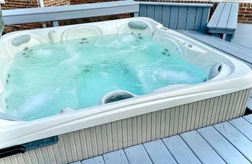 Ivy Hills House | Serene Ivy Hills Home with Hot Tub & Screened Porch-Family Friendly