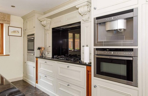 Netley House | Serene Riverside: 6BR Luxury Retreat in Curdridge