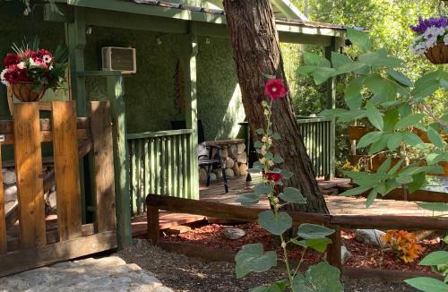 Miramonte House | Shady Creekside Cabin