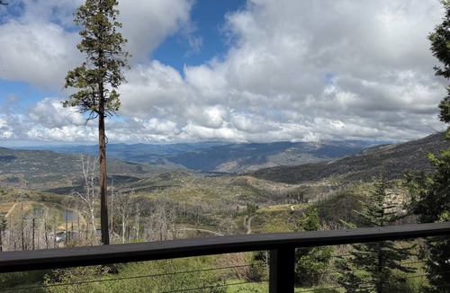 Dogwood Mountain House | Shaver Lake Cabin, Views, 5 Acres, Sleeps 14, A/C, Starlink Wifi