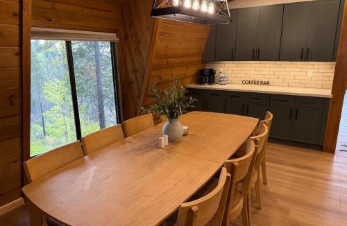 Dogwood Mountain House | Shaver Lake Cabin, Views, 5 Acres, Sleeps 14, Air Conditioning