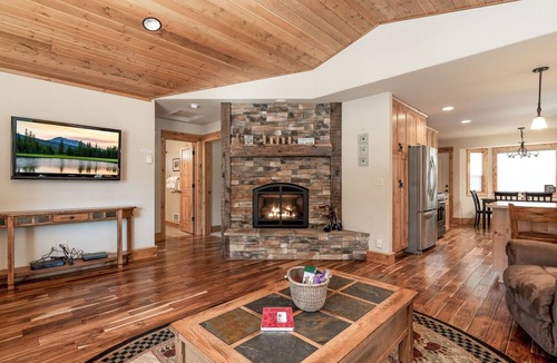 West Yellowstone House | Shepherd Family Retreat- Fox | Main Home & Guest House sleeps 12 Near Yellowstone