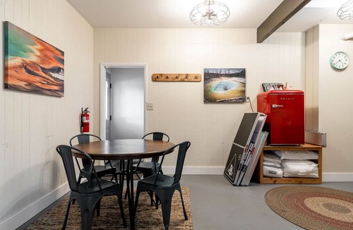 West Yellowstone House | Shepherd Family Retreat- Fox | Main Home & Guest House sleeps 12 Near Yellowstone