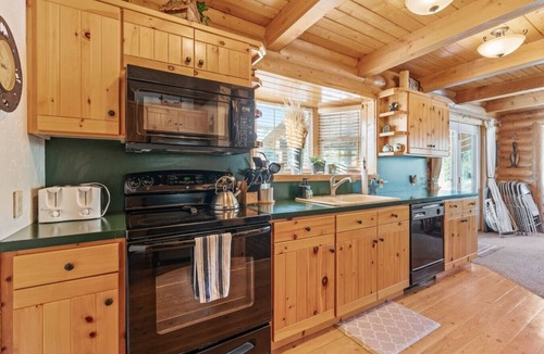 Last Chance House | Shooting Star Lodge | Game Room, Yellowstone, Hot Tub, Fire Pit!