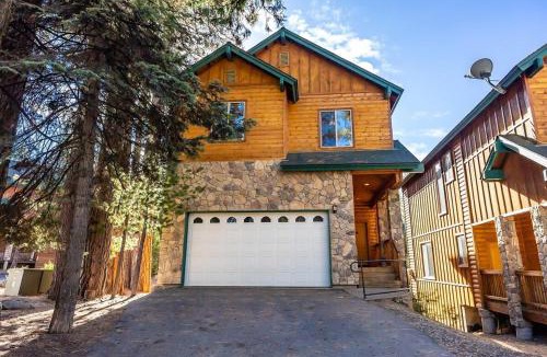 Shaver Lake House | Sierra Pines Villa Deck Jetted Tub Game Rm