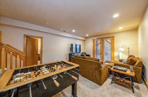 Shaver Lake Cabin | Sierra Pines Villa | Deck | Jetted Tub | Game Rm