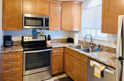 West Valley House | Siesta Sunset | Pet-Friendly Fenced Yard Fireplace Patio BBQ NEW FLOORS
