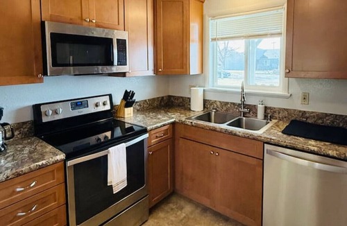 West Valley House | Siesta Sunset | Pet-Friendly Fenced Yard Fireplace Patio BBQ NEW FLOORS