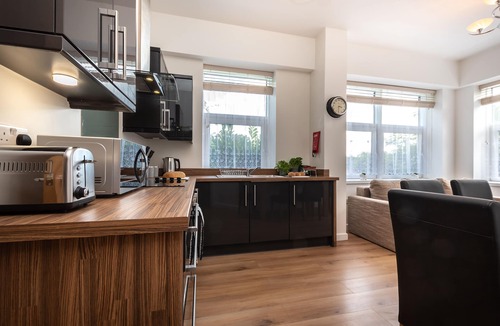 Southampton Apartment | Silver Moon Silver Service Apartments free parking