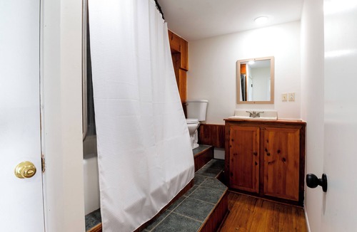 Kelleys Island Apartment | Simply Kelleys Resort -Lakeview Lower- Charming and renovated 2-bed apartment!