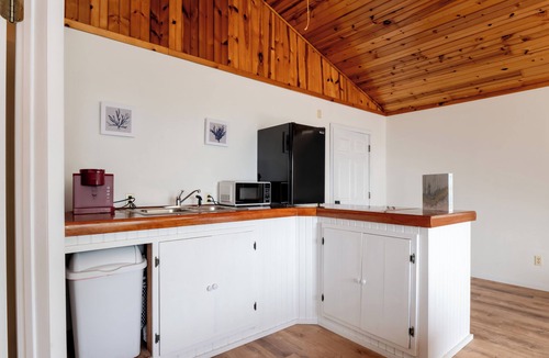 Kelleys Island Apartment | Simply Kelleys Resort -Lakeview Upper- Charming and renovated 2-bed apartment!
