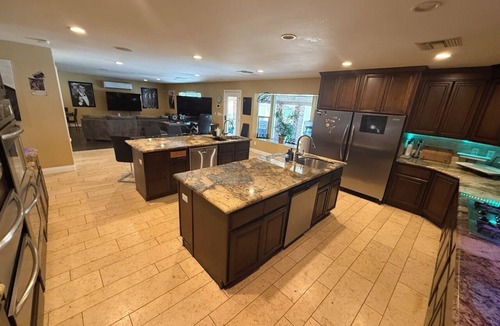 Paradise House | Sinatra-Themed Las Vegas House 6 bedroom ~ 12 beds with Pool & Game Room