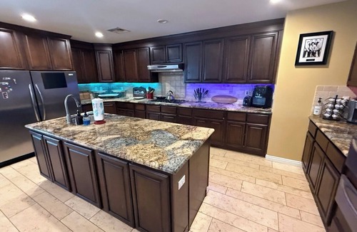 Paradise House | Sinatra-Themed Las Vegas House 6 bedroom ~ 12 beds with Pool & Game Room