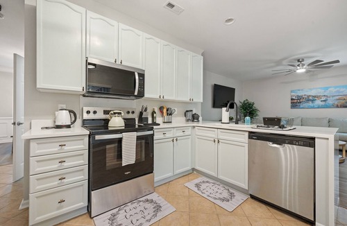 North Charleston House | Six Rooms~FirePit~Balcony~Screend Patio~CoffeeBar