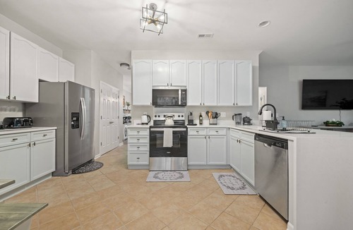 North Charleston House | Six Rooms~FirePit~Balcony~Screend Patio~CoffeeBar