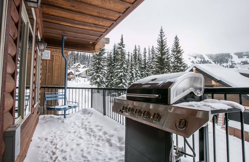 Sandpoint Ski Chalet | ❄Ski in/out❄- Best Group Rental on Schweitzer- Sleeps 16+ Book now for holidays!